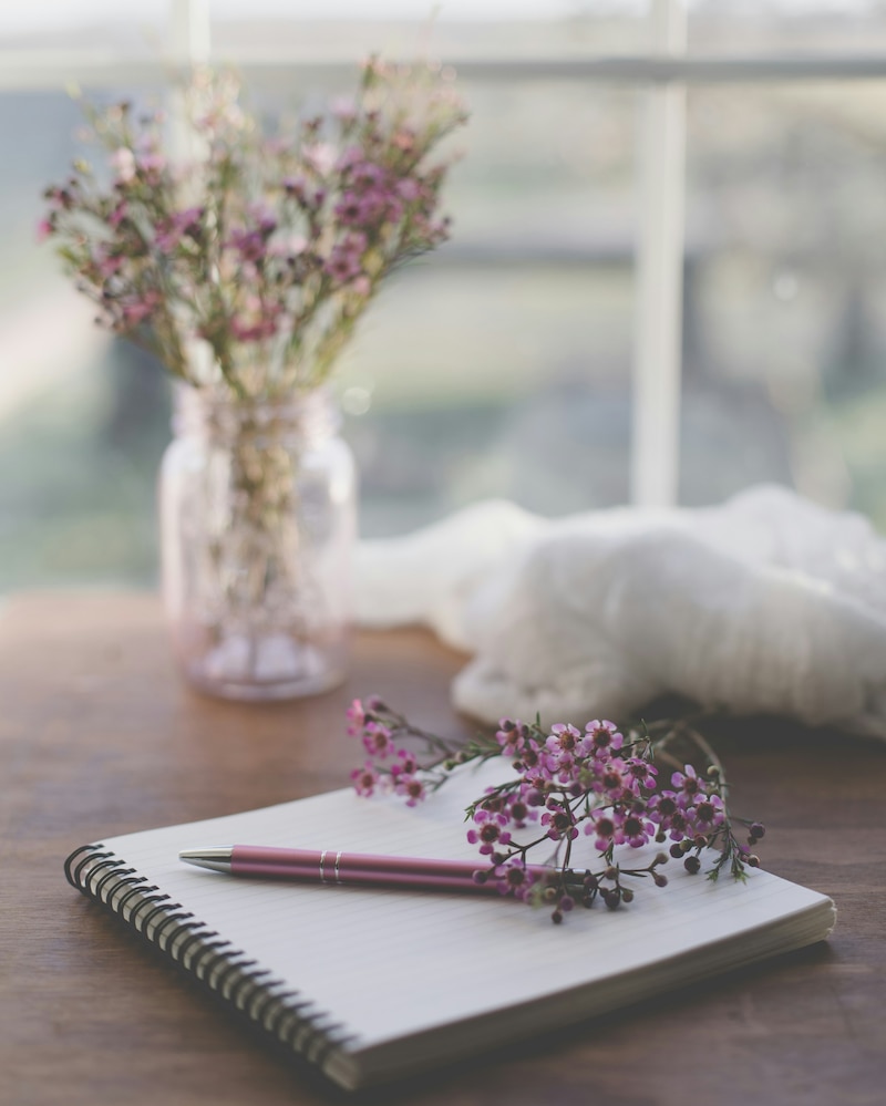 Cuaderno de notas y flores