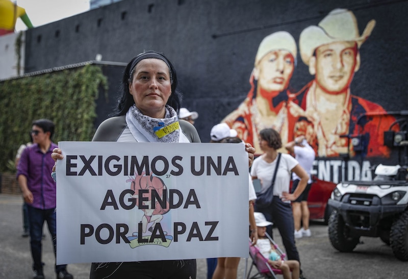 Cientos de culiacanenses marcharon este domingo por la paz de Culiacán y Sinaloa, tras semanas de violencia que han perturbado la tranquilidad ciudadana. En el 483 aniversario de la fundación de Culiacán, los ciudadanos se reunieron en el bulevar Sánchez Alonso, cerca de la plaza Cuatro Ríos, a las 9:00 horas para iniciar la marcha "Culiacán Valiente". Los manifestantes caminaron hacia la Fiscalía General del Estado, donde colocaron un altar en honor a Juan Carlos, joven fallecido en un reciente enfrentamiento en la zona Tres Ríos.