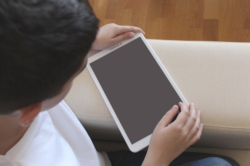 Niño usando una tablet