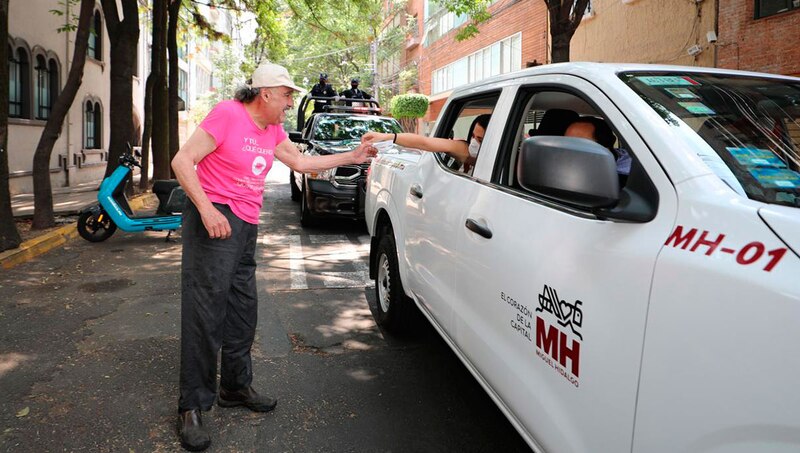 Un hombre recibe una tarjeta de vacunación COVID-19 en un puesto de vacunación en la Ciudad de México.