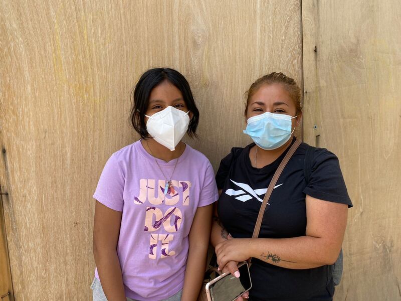 Madre e hija llevan mascarillas durante la pandemia de COVID-19