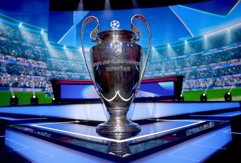 El icónico trofeo de campeón de UEFA Champions League que actualmente ostenta el Paris Saint-Germain presente durante la ceremonia de sorteo de la primera fase.
