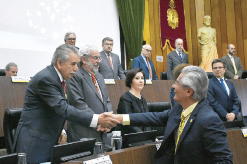El presidente electo de Colombia, Gustavo Petro, saluda a los miembros del Congreso durante su posesión.