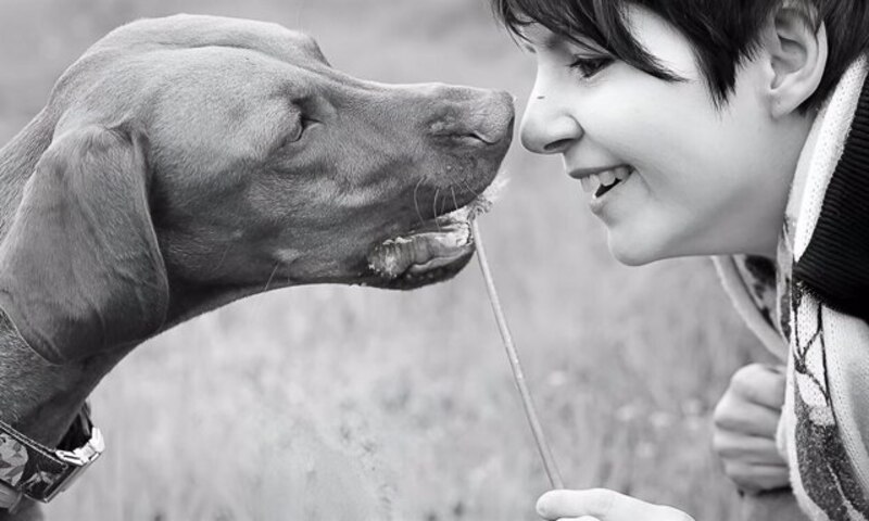 Mujer joven jugando con su perro
