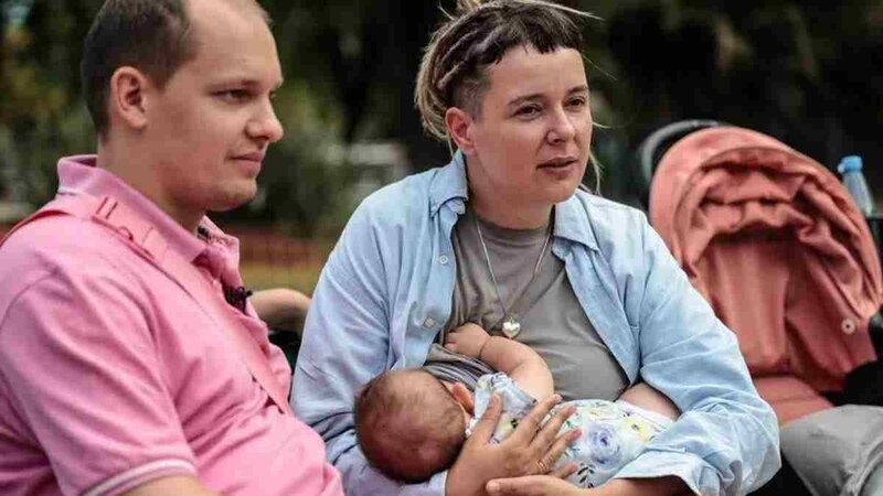 Madre amamantando a su bebé en público