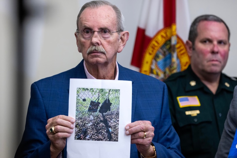 El sheriff de Florida muestra una foto de las pertenencias de Brian Laundrie encontradas en una reserva natural