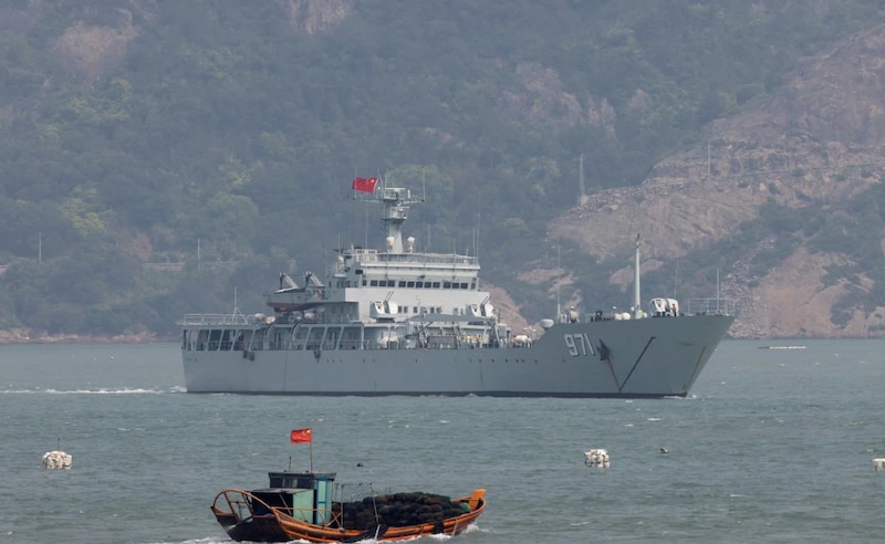 Buque de guerra chino cerca de Hong Kong