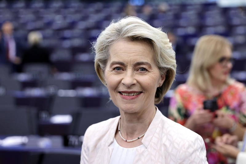 La presidenta de la Comisión Europea, Ursula von der Leyen, sonríe durante una sesión del Parlamento Europeo en Bruselas.