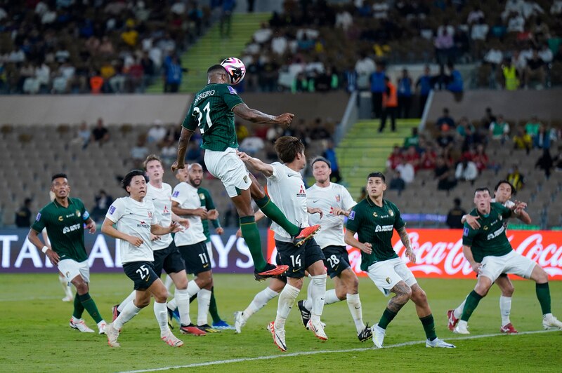 Jugadores de fútbol disputando un balón aéreo