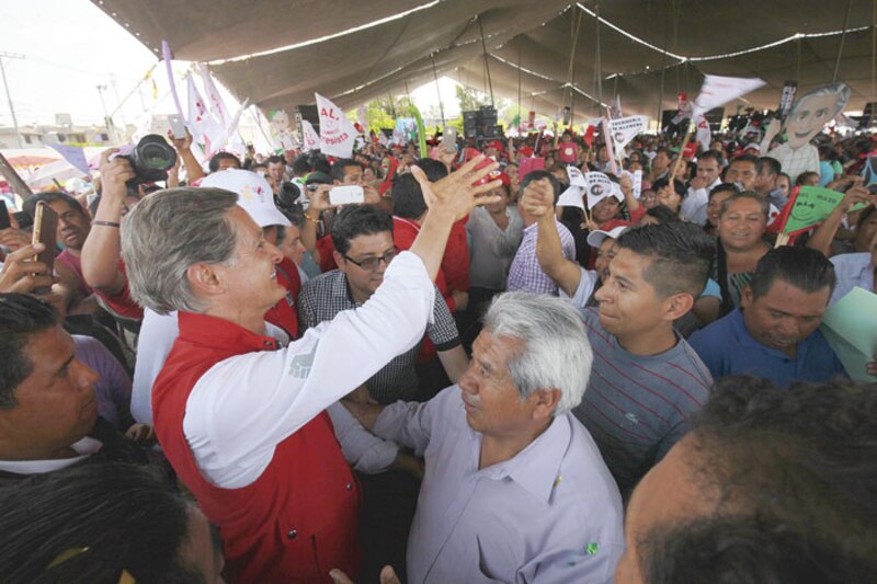 El candidato presidencial Andrés Manuel López Obrador saluda a sus seguidores durante un mitin en la Ciudad de México.