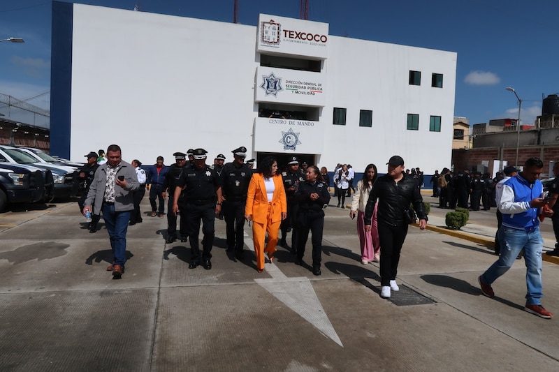 Policías y civiles caminan frente al Centro de Mando de Texcoco