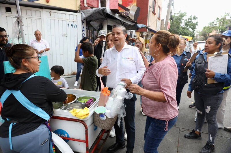 El candidato a la alcaldía de Coyoacán, Giovani Gutiérrez, saluda a los comerciantes del mercado.