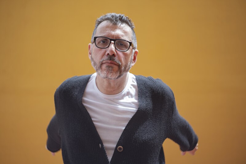 Retrato de un hombre con barba y gafas