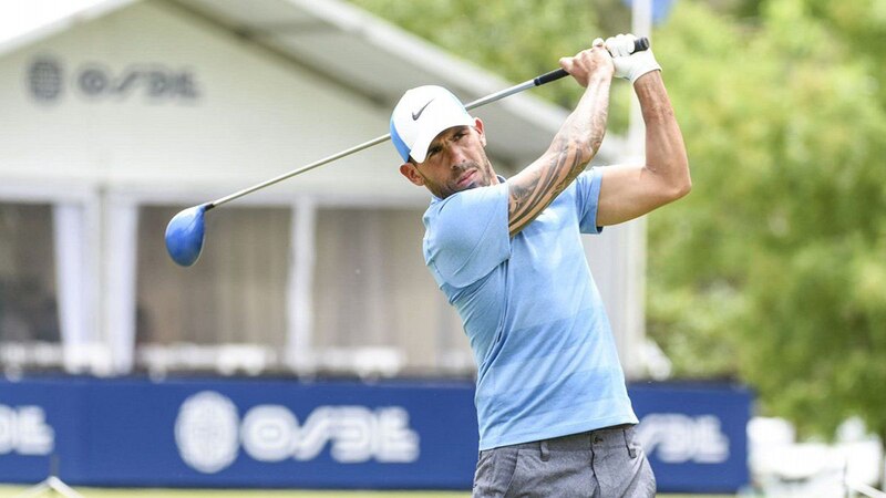 El golfista profesional Camilo Villegas realiza un swing durante un torneo.
