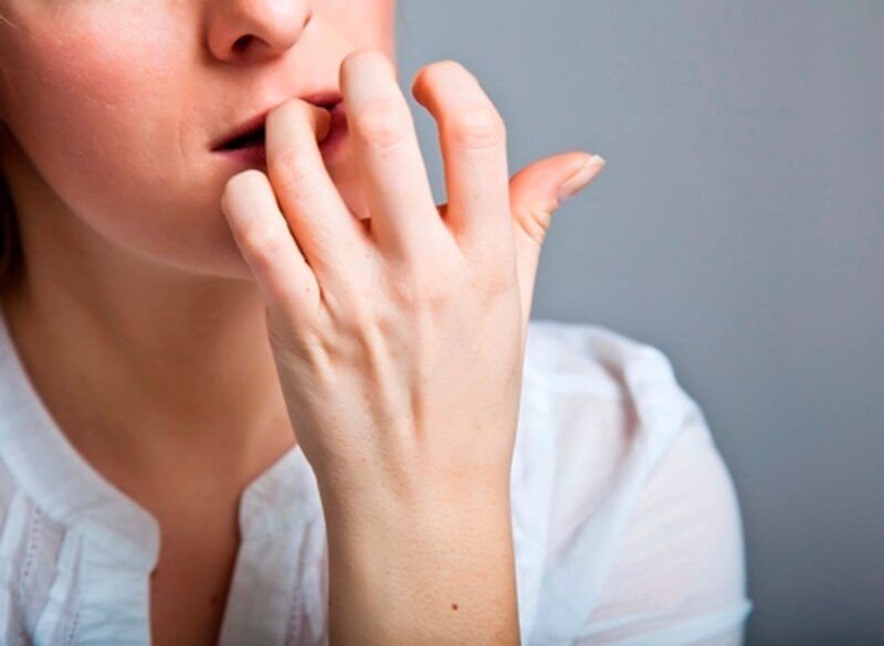 Mujer mordiéndose las uñas