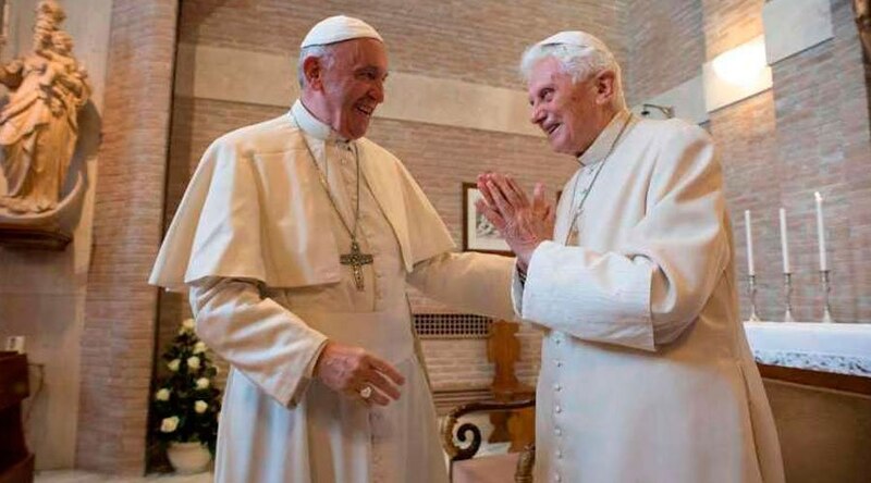 El Papa Francisco se reúne con el Papa Benedicto XVI