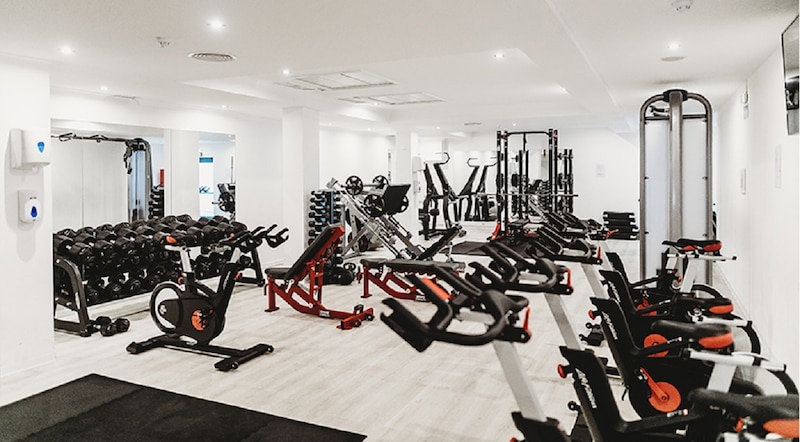 Gimnasio con máquinas de ejercicio