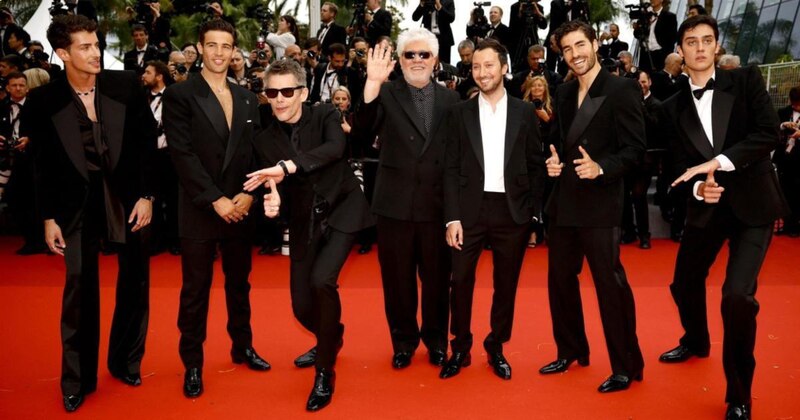 Pedro Almodóvar y sus chicos en la alfombra roja de Cannes