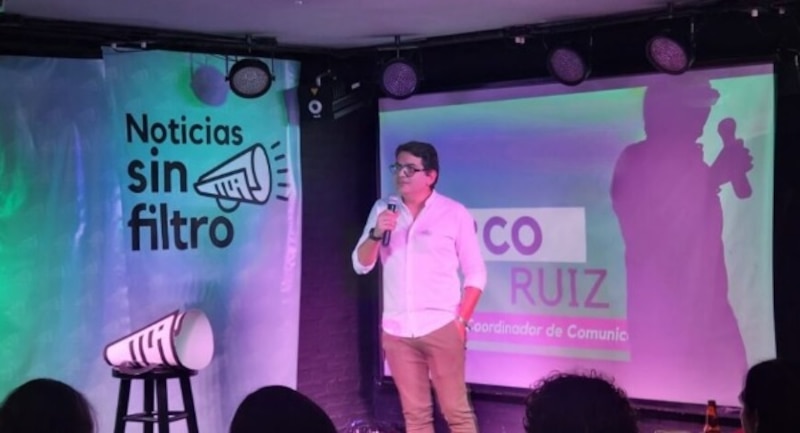 El comediante Jacobo Ruiz actúa en un club de comedia