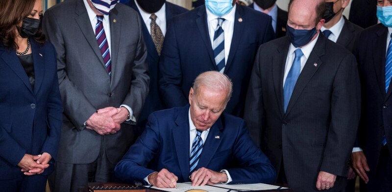 El presidente Biden firma la Ley del Plan de Rescate Estadounidense