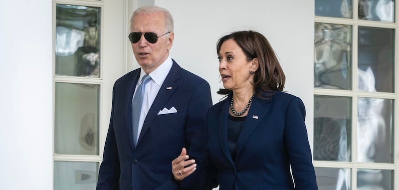 El presidente Biden y la vicepresidenta Harris caminan por la Casa Blanca