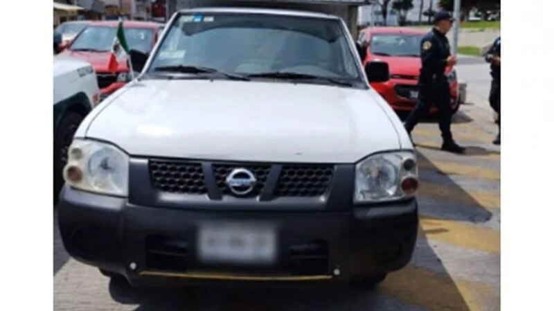 Camioneta blanca Nissan NP300 Frontier 2010