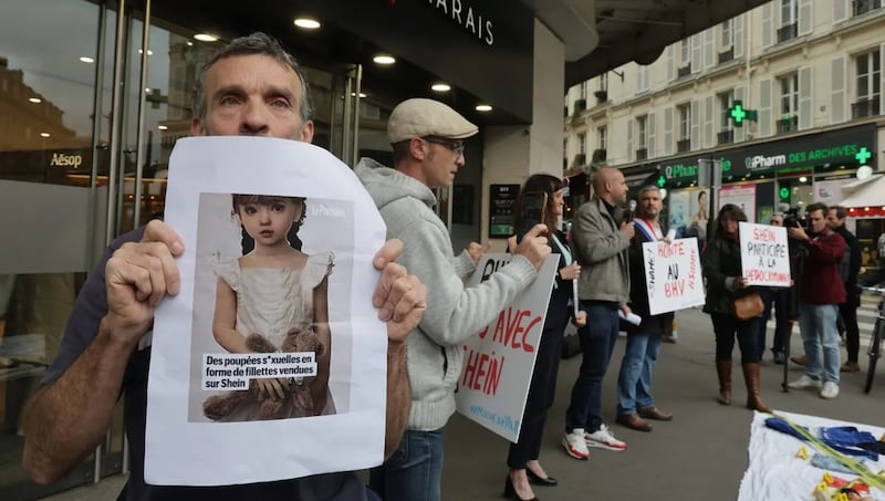 un cartel de una persona que protesta contras las muñecas sexuales que vende Shein