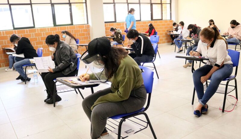 Estudiantes tomando un examen en un aula
