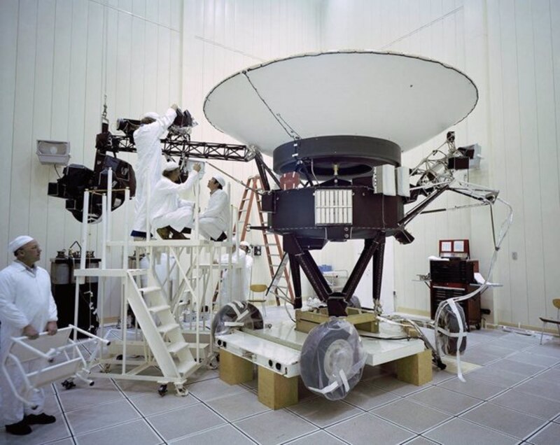 Científicos trabajando en la nave espacial Voyager
