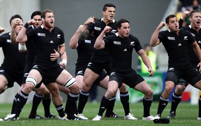 Los All Blacks realizan el haka antes de un partido