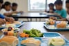 Niños se intoxican con desayunos escolares en Tijuana; gobernadora ordena investigación