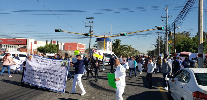 Marcha de trabajadores de la salud en México exigen mejores condiciones de trabajo