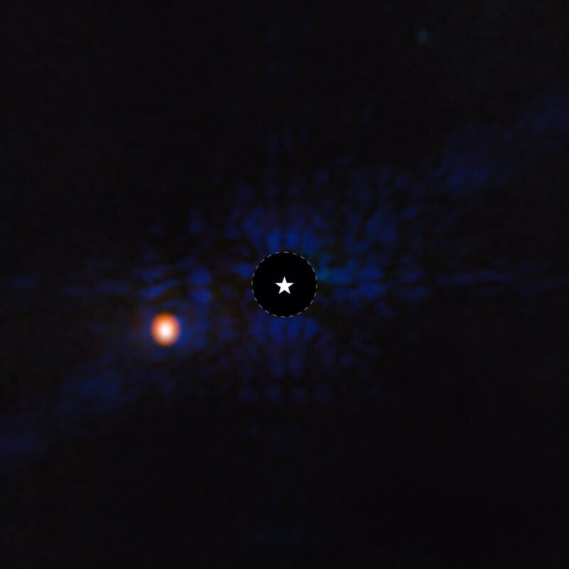 Una estrella solitaria en el espacio