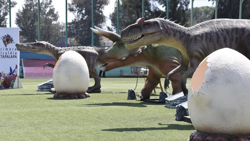 Dinosaurios animatrónicos en exposición