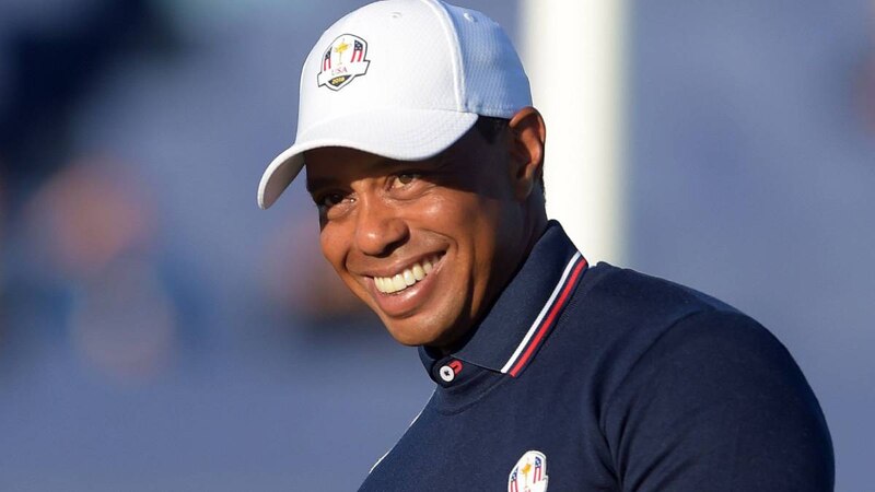 Tiger Woods sonríe durante un torneo de golf