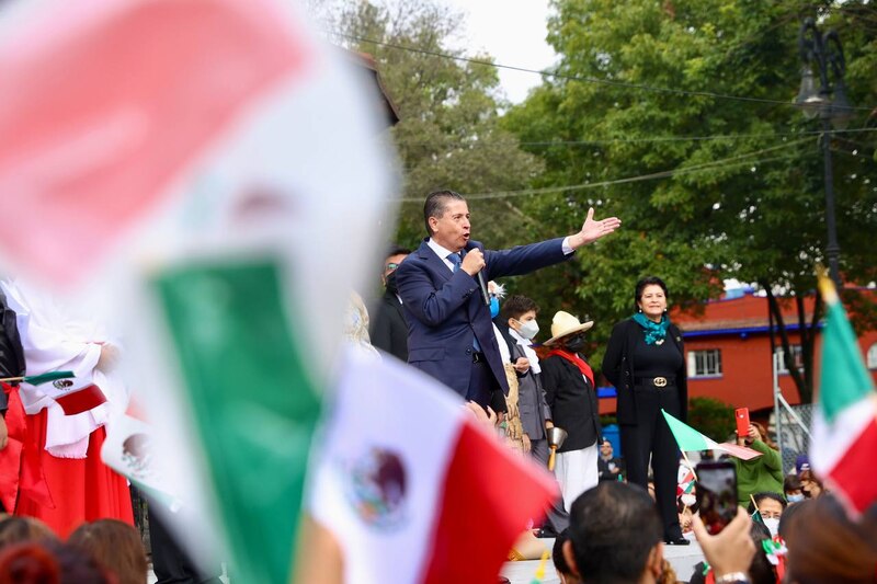 El presidente López Obrador da un discurso en un evento público.