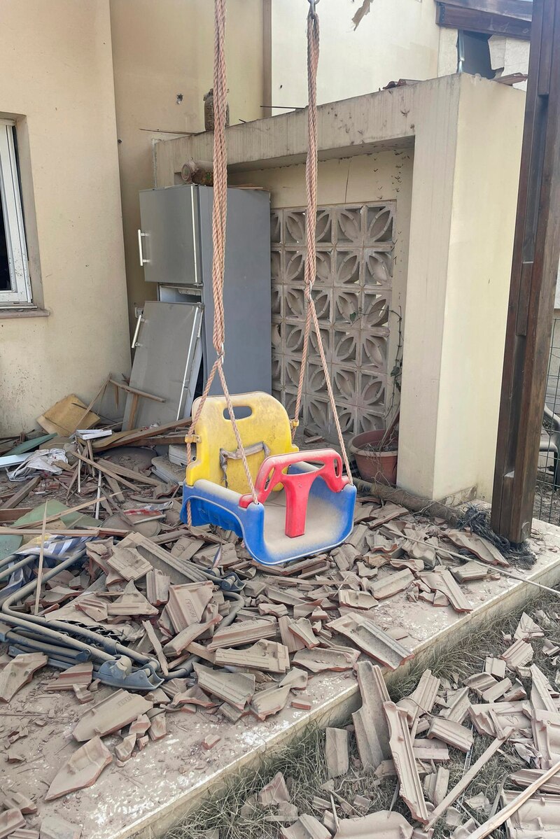 Un columpio solitario en medio de la destrucción