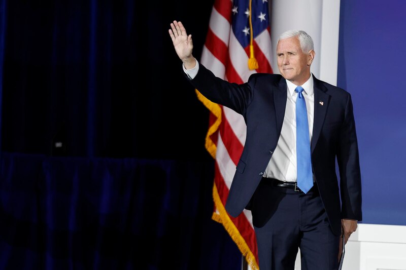 El vicepresidente Mike Pence saluda a la multitud en la Convención Nacional Republicana de 2020.