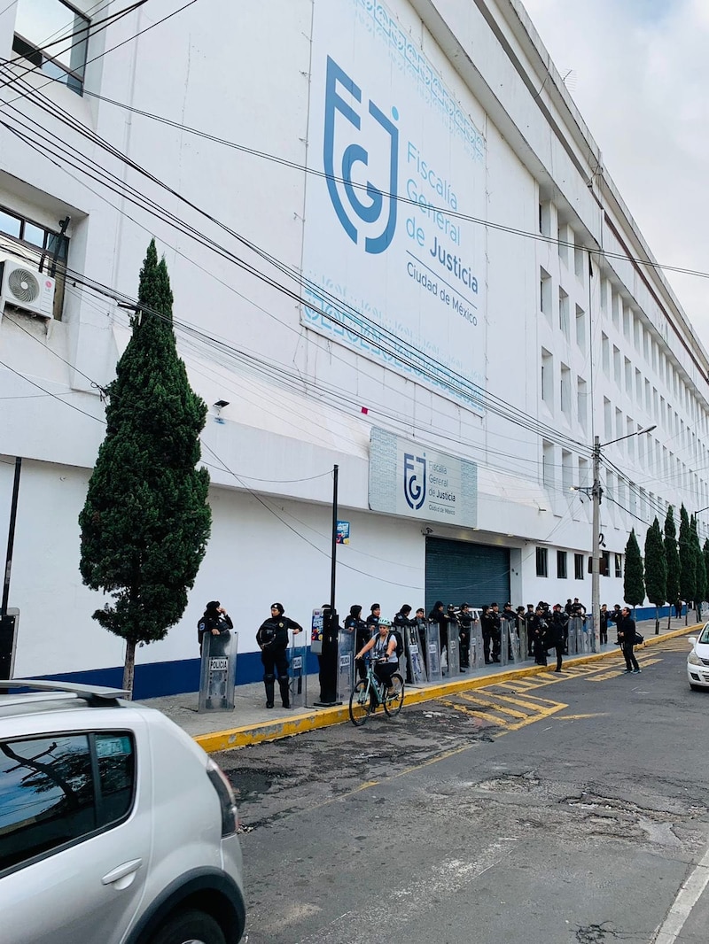 Protesta frente a la Fiscalía General de Justicia de la Ciudad de México