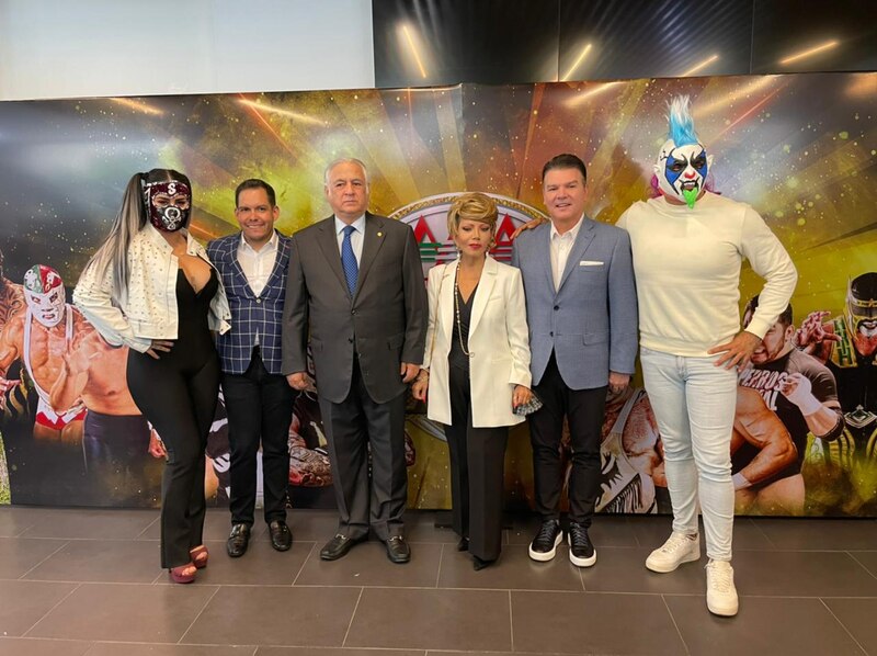 Luchadores mexicanos con funcionarios