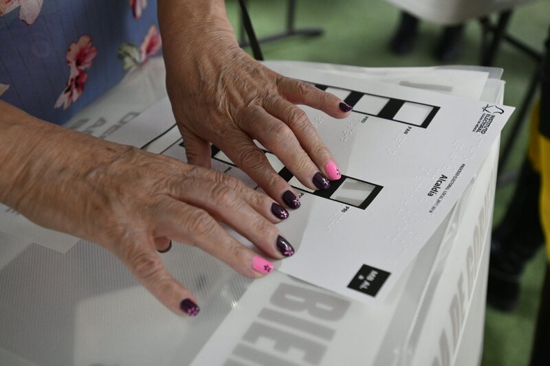 Mujer ejerciendo su derecho al voto