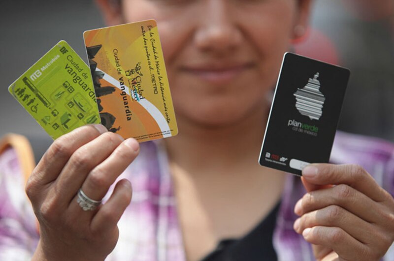 Mujer mostrando tarjetas de movilidad en la Ciudad de México