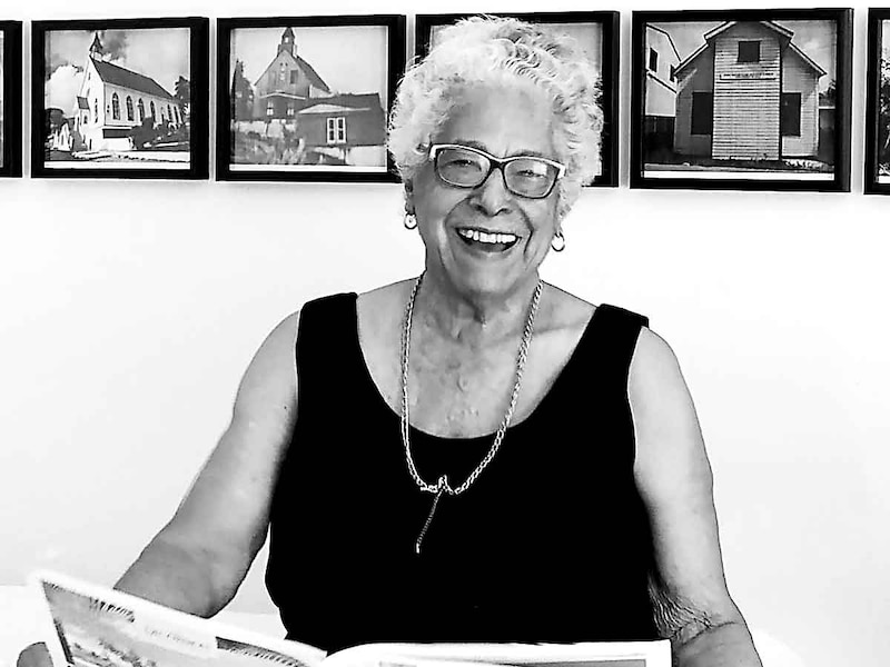 Retrato de una mujer mayor sonriendo