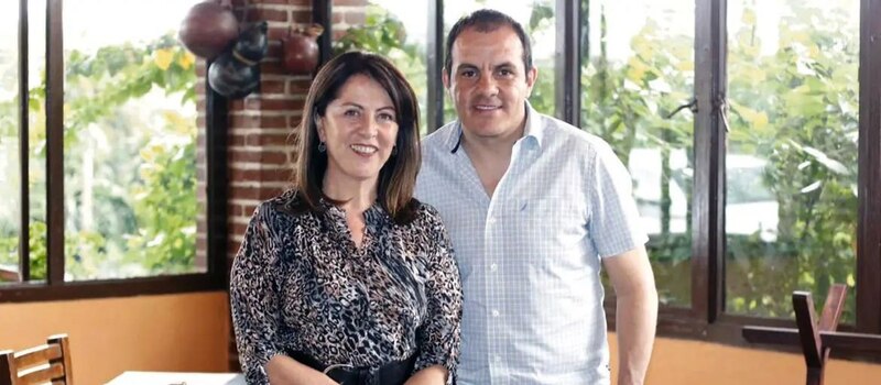 La chef Betty Vázquez y el actor José Ron juntos en un restaurante