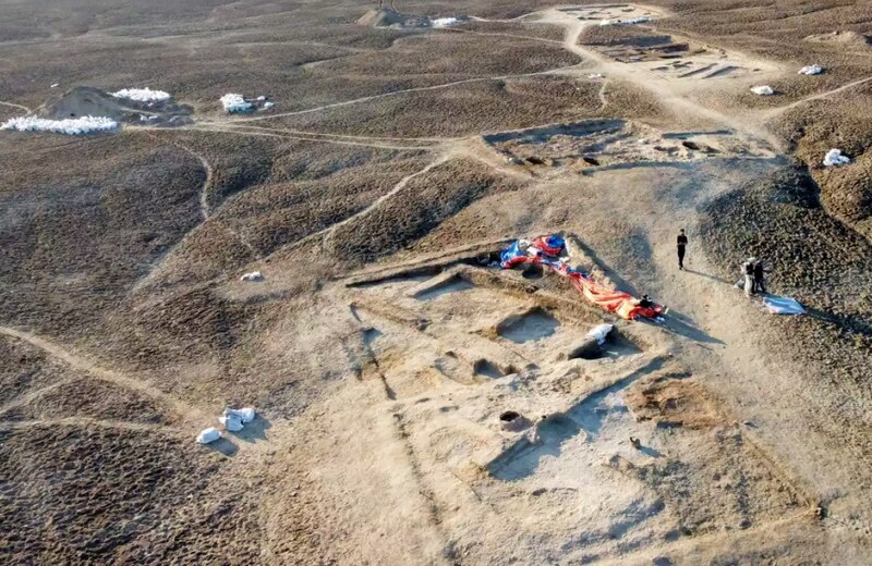 Un equipo de arqueólogos trabaja en un yacimiento arqueológico en busca de los restos de una antigua ciudad.