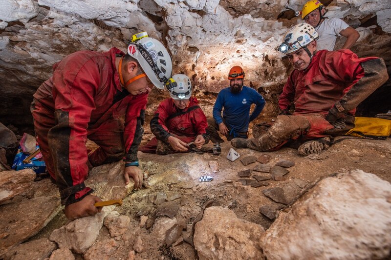 Un equipo de espeleólogos explora una cueva