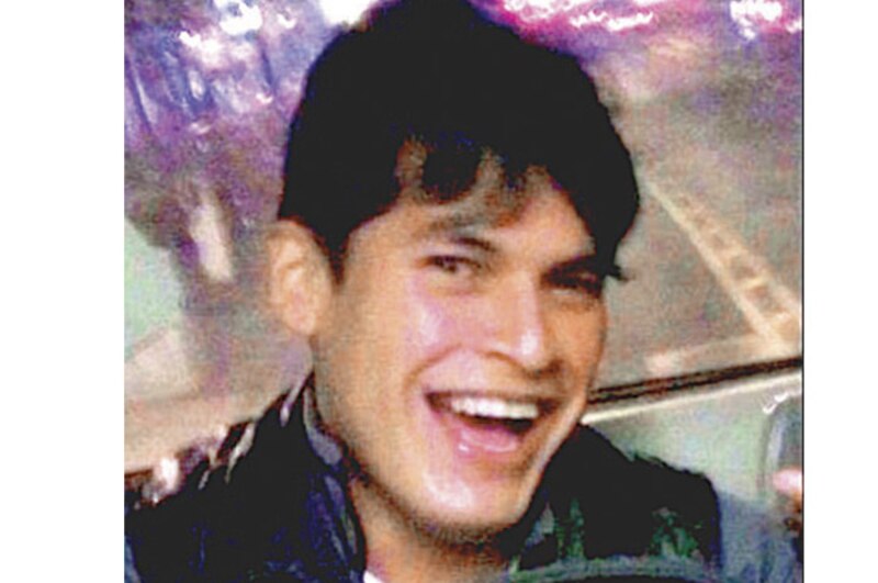 Joven sonríe feliz