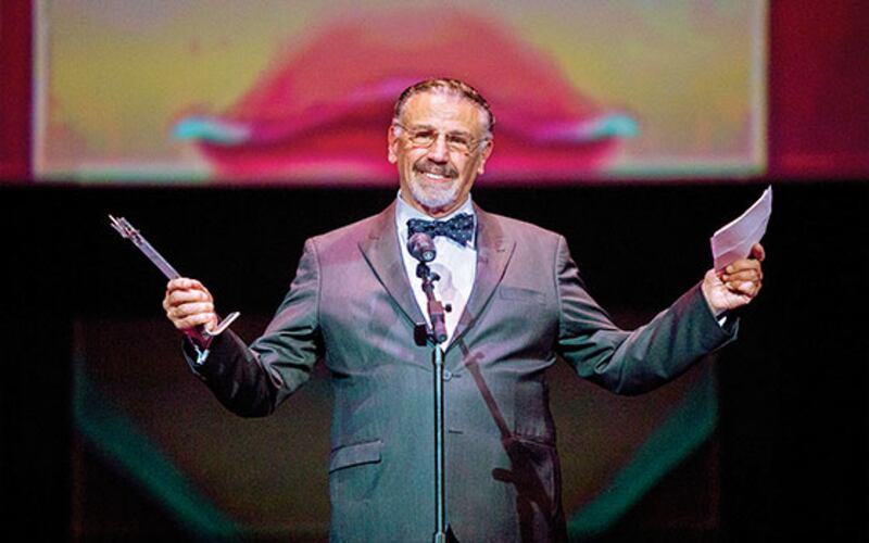 El actor cómico Jerry Seinfeld actúa en un show de stand-up