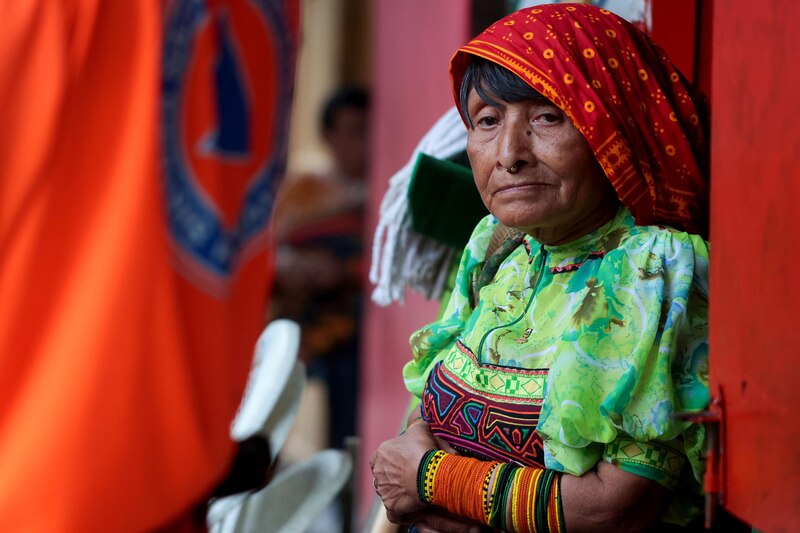 Mujer indígena con ropa tradicional