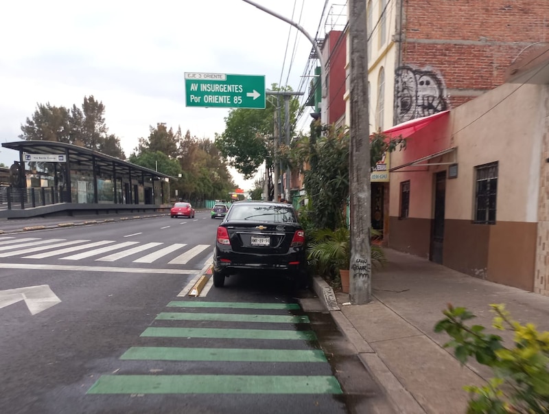 Coche negro aparcado en una calle de la Ciudad de México